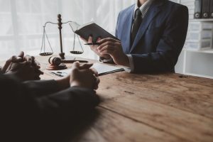 Lawyers provide legal advice. Clients who are being prosecuted by other parties receive counseling to fight cases with lawyers. Fight cases in court transparently. Concept of legal consultation.